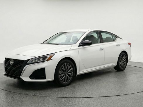 Used 2025 Nissan Altima 2.5 SV FWD image 3