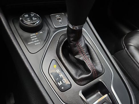 Used 2020 Jeep Cherokee Trailhawk w/ Technology Group image 39