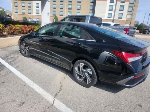 Used 2025 Hyundai Elantra SEL image 2