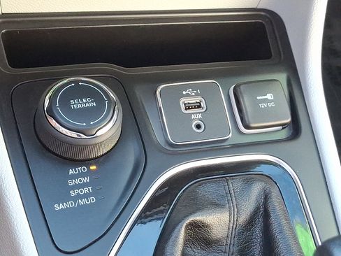 Used 2019 Jeep Cherokee Limited image 27