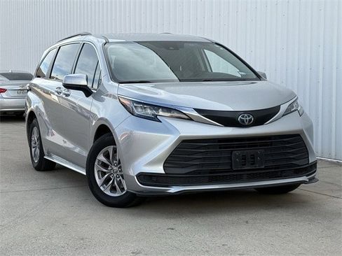 Used 2022 Toyota Sienna LE image 2