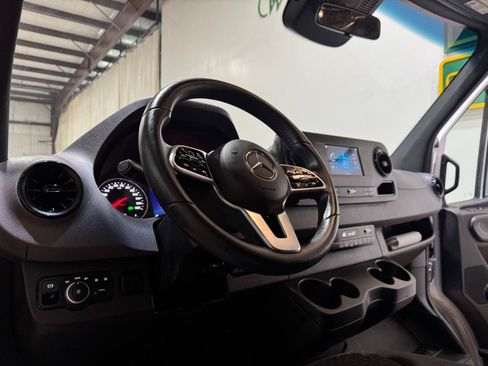 Used 2021 Mercedes-Benz Sprinter 2500 image 12
