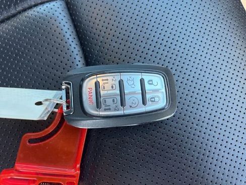 Used 2025 Chrysler Pacifica Limited image 41