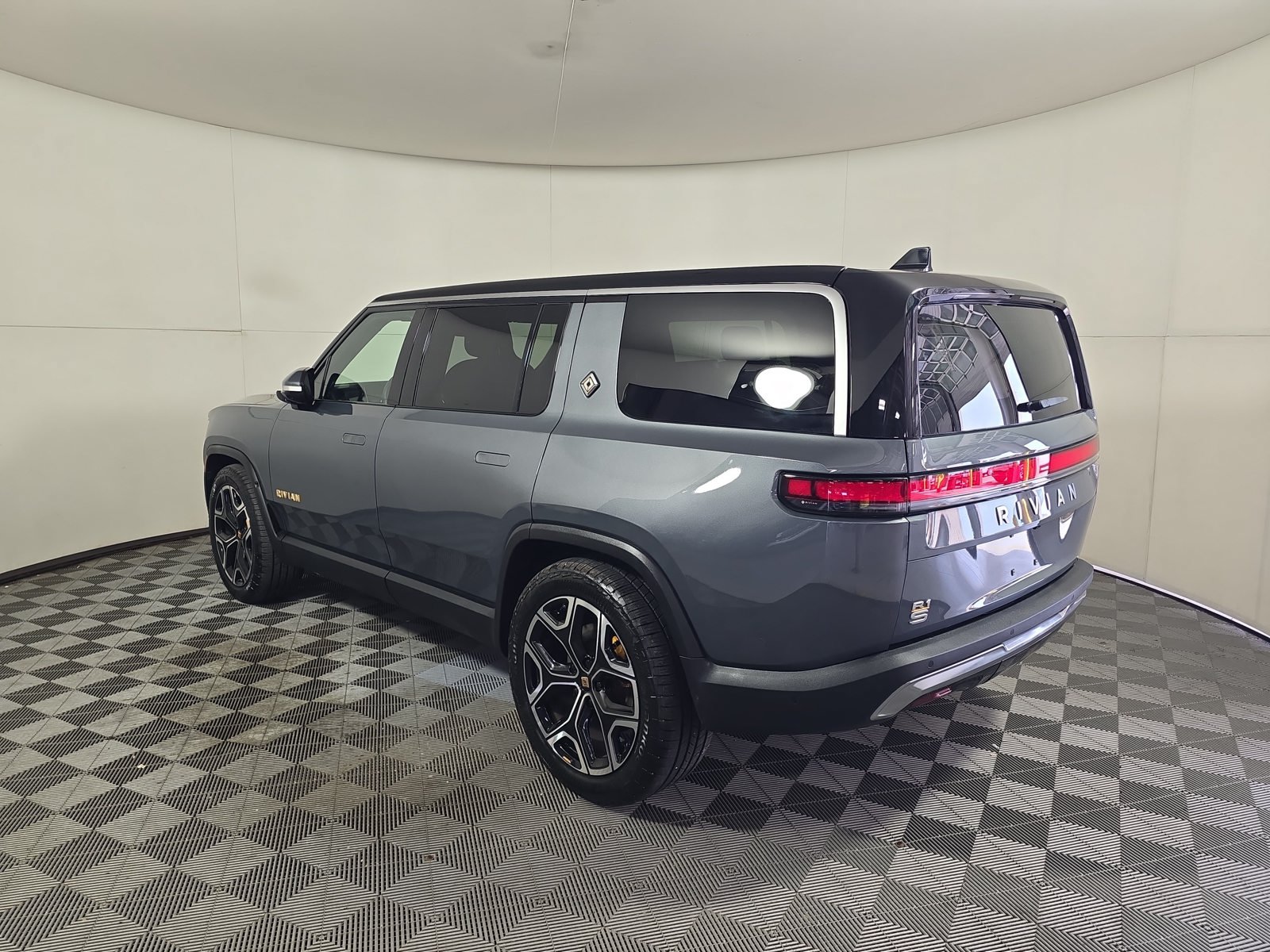 Used 2022 Rivian R1S Launch Edition Quad AWD/4WD image 3