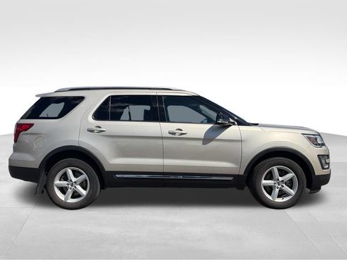 Used 2017 Ford Explorer XLT w/ Equipment Group 202A AWD/4WD image 2
