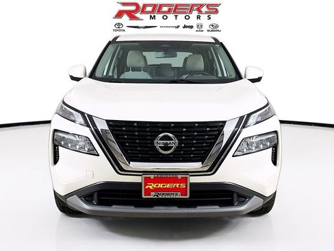 Used 2021 Nissan Rogue SV image 2
