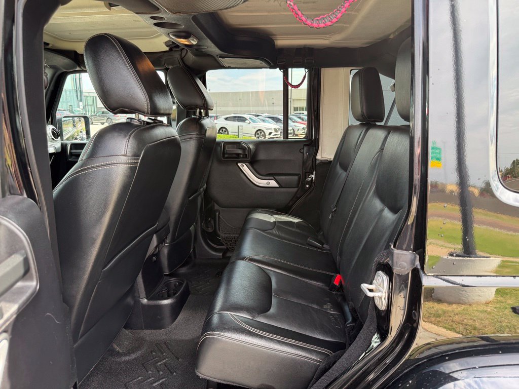 Used 2015 Jeep Wrangler Unlimited Rubicon w/ Connectivity Group AWD/4WD image 18