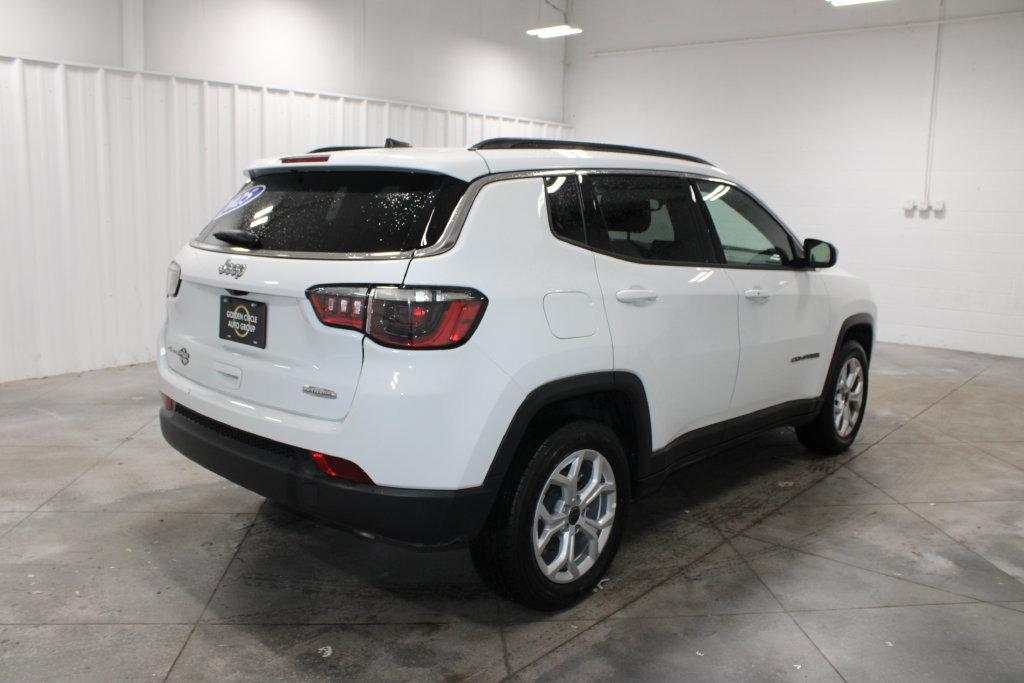 Used 2025 Jeep Compass Latitude AWD/4WD image 9