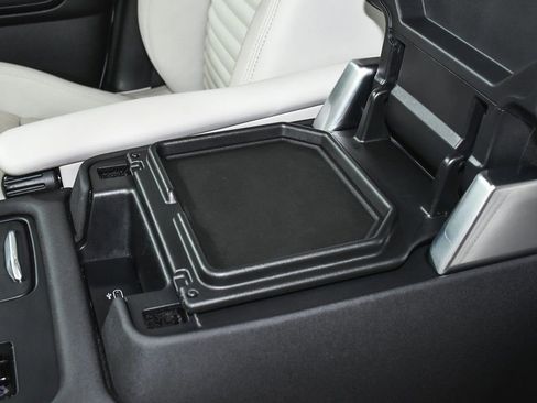 Used 2025 Land Rover Discovery S image 47