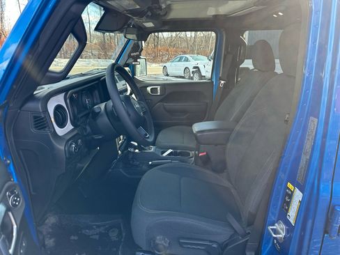 Used 2024 Jeep Gladiator Sport image 10