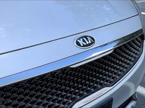 Used 2018 Kia Cadenza Premium w/ Luxury Package FWD image 27