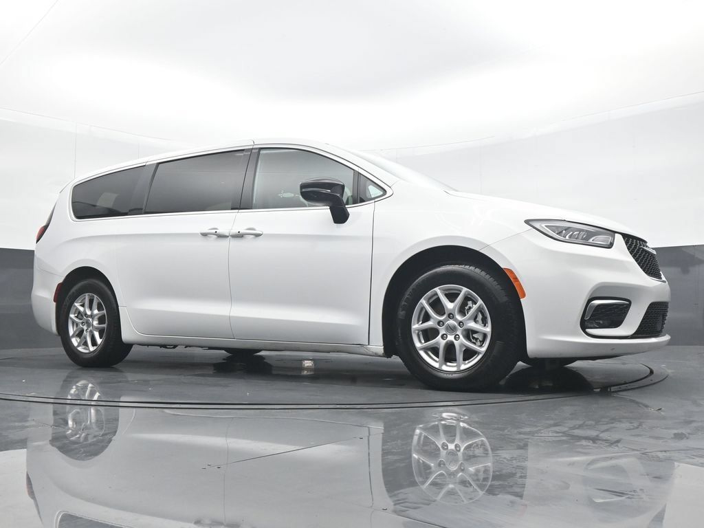 Used 2025 Chrysler Pacifica Select FWD image 32