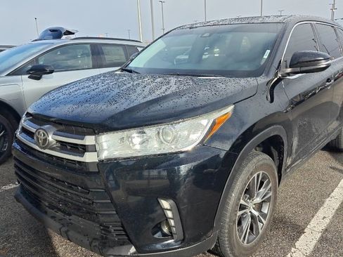 Used 2019 Toyota Highlander LE image 1