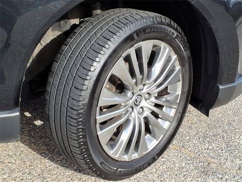 Used 2022 Toyota Venza Limited w/ Advanced Technology Package image 4