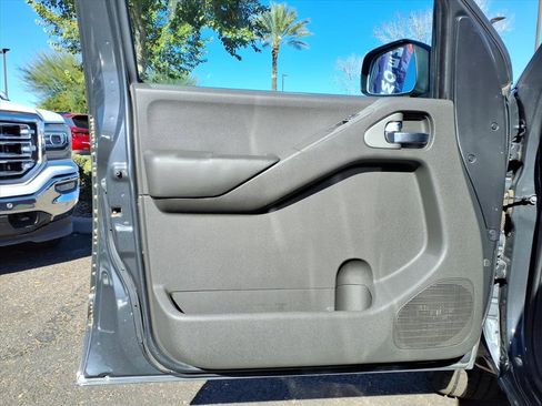 Used 2011 Nissan Frontier SV image 18