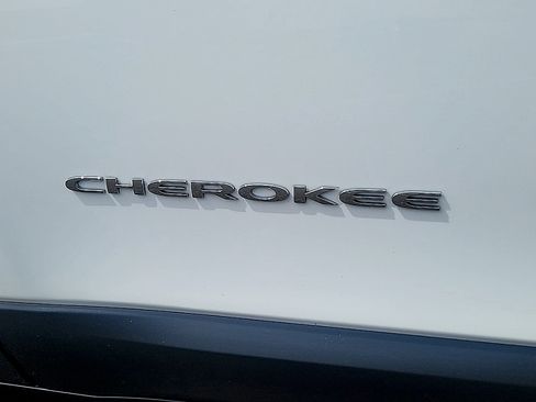 Used 2019 Jeep Cherokee Latitude Plus w/ Comfort/Convenience Group AWD/4WD image 32