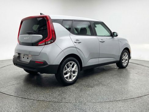 Used 2025 Kia Soul LX w/ LX Technology Package FWD image 9