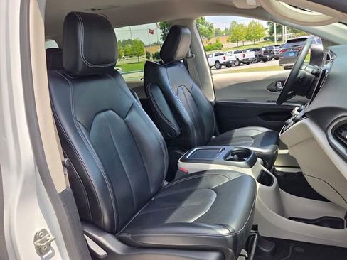 Used 2023 Chrysler Pacifica Touring-L FWD image 18