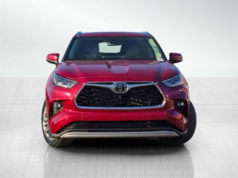 Used 2021 Toyota Highlander Platinum image 2