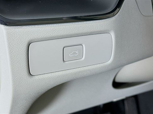 Used 2023 Volvo XC60 B5 Core FWD image 17