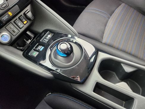 Used 2022 Nissan Leaf SV image 25