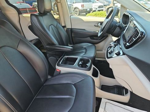 Used 2024 Chrysler Pacifica Touring-L FWD image 10