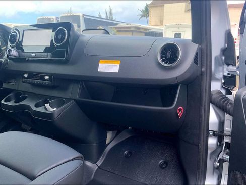 Used 2025 Mercedes-Benz Sprinter 2500 image 25