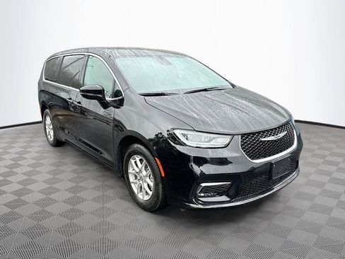 Used 2025 Chrysler Pacifica Select image 4