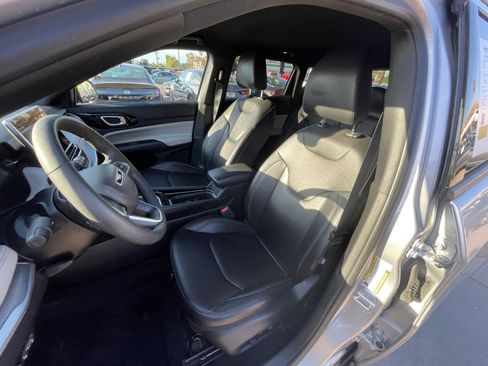 Used 2025 Jeep Compass Limited image 38