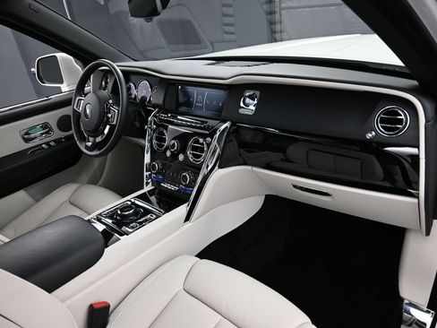 Certified 2022 Rolls-Royce Cullinan w/ Dark Exterior Package AWD/4WD image 33