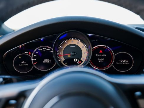 Certified 2023 Porsche Cayenne Platinum Edition image 15