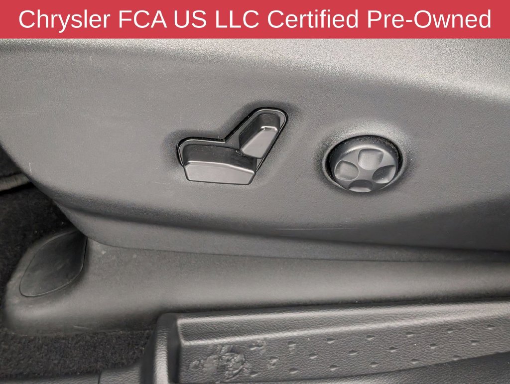 Used 2025 Chrysler Pacifica Select FWD image 17