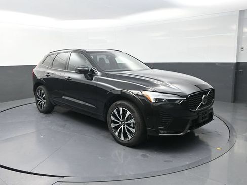 Used 2025 Volvo XC60 B5 Plus AWD/4WD image 10