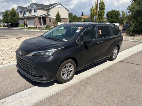Used 2025 Toyota Sienna XLE w/ XLE Plus Package AWD/4WD image 3