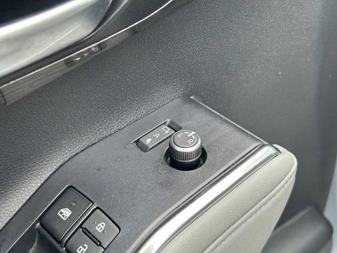 Used 2023 Toyota Highlander Platinum FWD image 27