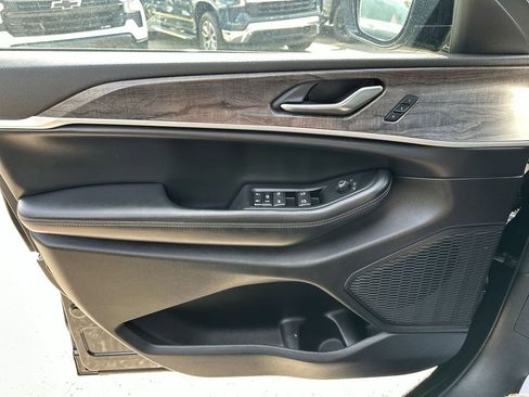 Used 2024 Jeep Grand Cherokee L Limited w/ Luxury Tech Group II image 31