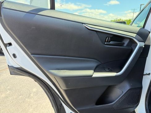 Used 2021 Toyota RAV4 LE AWD/4WD image 29