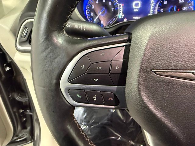 Used 2022 Chrysler Pacifica Touring-L FWD image 16
