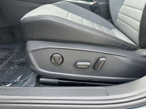 Used 2025 Volkswagen Jetta SE image 23