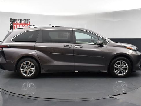 Used 2024 Toyota Sienna Platinum AWD/4WD image 5