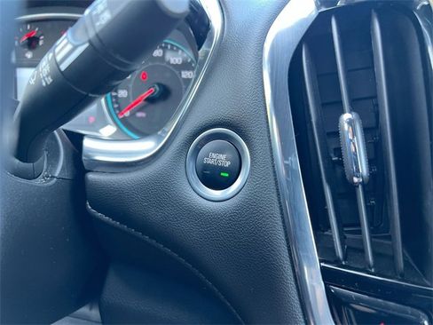 Used 2023 Chevrolet Traverse LT w/ Rear Camera Mirror Package image 16