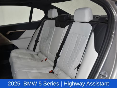 Used 2025 BMW 530i xDrive w/ Premium Package image 28