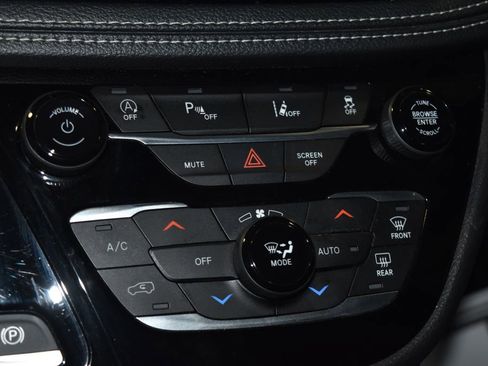 Used 2025 Chrysler Pacifica Limited image 14