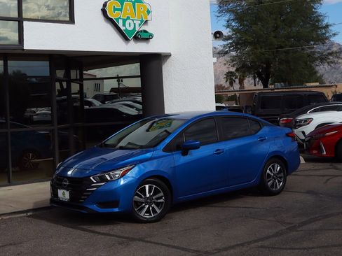 Used 2023 Nissan Versa SV image 3