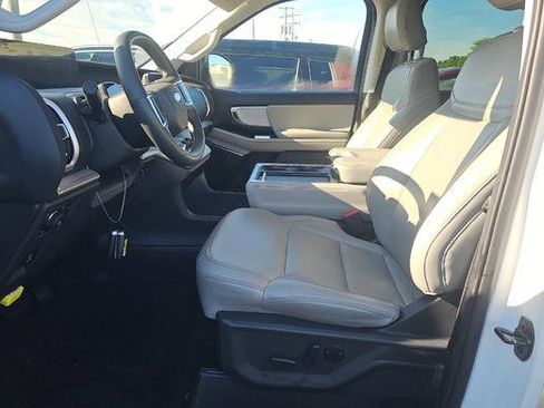 Used 2025 Ford Expedition Active AWD/4WD image 5