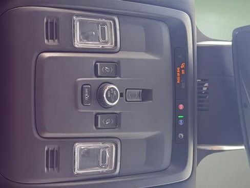Used 2025 GMC Yukon XL Denali AWD/4WD image 24