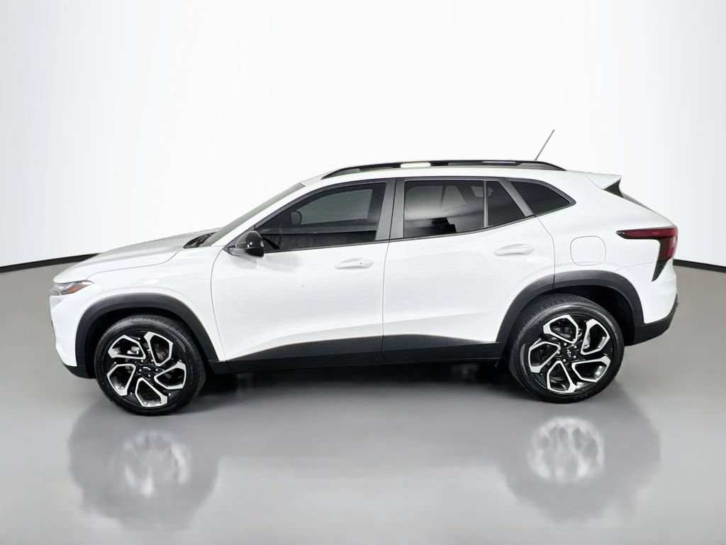 Used 2025 Chevrolet Trax RS w/ Sunroof Package FWD image 4