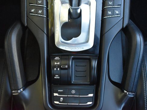 Used 2018 Porsche Cayenne Platinum Edition image 25