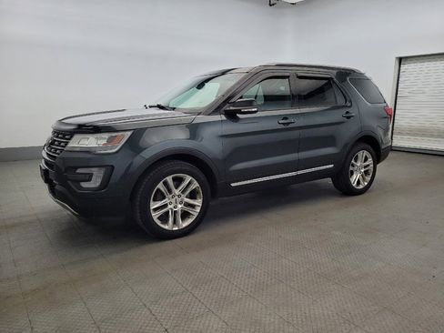 Used 2016 Ford Explorer XLT w/ Equipment Group 202A AWD/4WD image 2