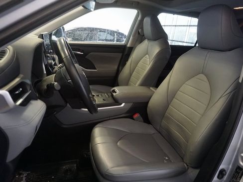 Used 2021 Toyota Highlander XLE image 18